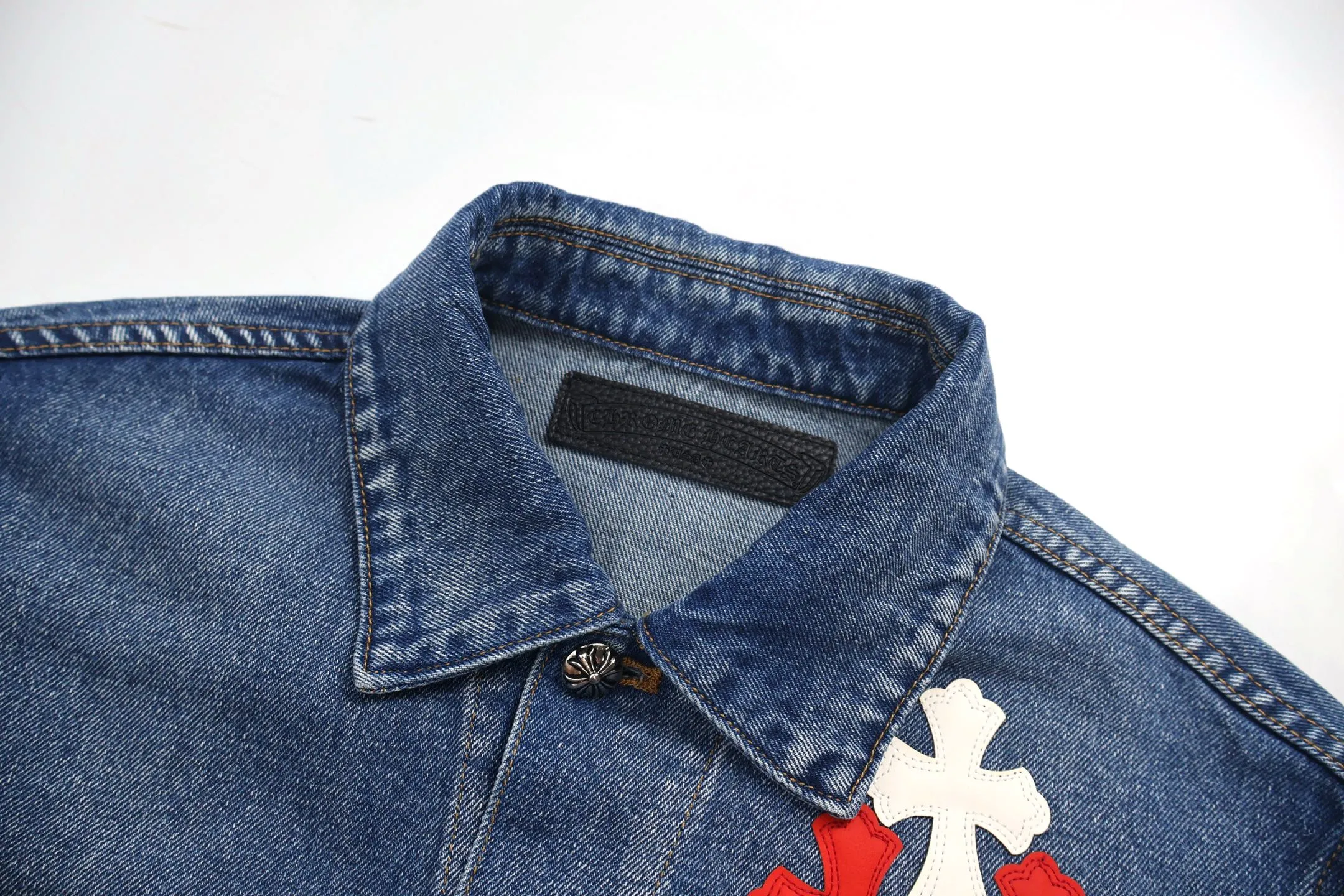 🅿️810 [Exclusive supply] CH Crow Heart Sleeve Cross-Flat Denim Jacket This denim jacket takes the brand's iconic cross element as its core, and stages a wonderful dialogue between hardcore aesthetics and street fashion on retro distressed denim fabric. Design details: the visual fantasy of Gothic symbols, the multi-dimensional expression of the cross totem: the red and white contrasting cross patches are staggered on the chest and back, making the brand more recognizable; the hollow cross pattern leather splicing on the sleeves combines the mystery of religious symbols with the punk-style deconstructed design. Every detail tells the dark aesthetics of Crowe's heart. Retro distressing with denim texture: Selected denim fabrics are treated with distressing techniques to show natural fading and texture, which not only retains the retro accent of denim items, but also adds a casual sense to the overall look. The ingenuity of hardware and tailoring: the metal buttons and hardware all have Croxin's iconic pattern, which shines with exquisite luster under the refraction of light; the neat tailoring of the classic denim jacket is suitable for a variety of wearing scenarios, and can create a strong personal style whether it is layered or worn alone. Croxin's denim jacket is not only a piece of clothing, but also a style badge that highlights unique aesthetics and rebellious attitude. For those who pursue individuality, they can leave their own hardcore mark in the fashion field. Size:S-M-L-XL